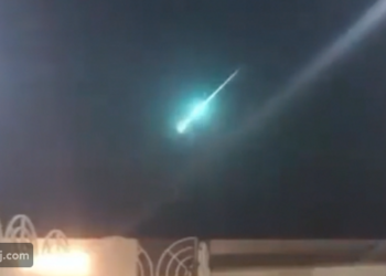 نيزك ضخم يخترق الغلاف الجوي في سماء السعودية