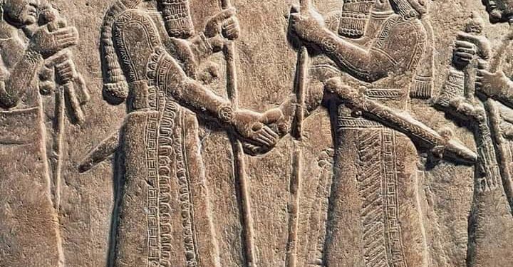 صورة لمنحوتة تحكي معاهدة الصلح بين الملك الآشوري والبابلي عام 850 ق م