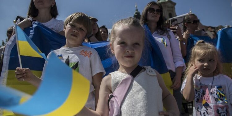 أوكرانيا تطالب باسترداد “أطفالها المخطوفين” في روسيا .. مخاوف من “التبني القسري”