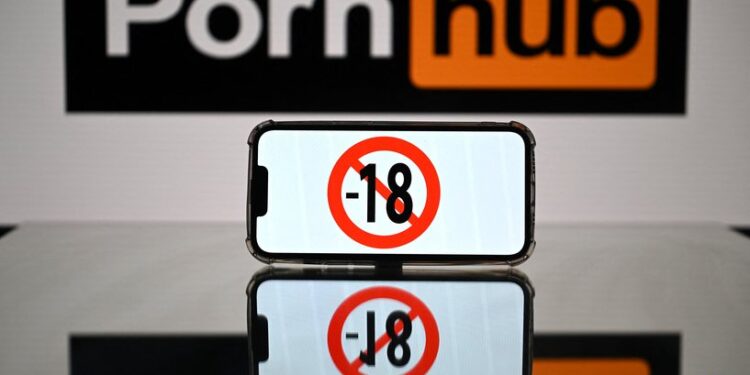 إنستغرام يحذف حساب “موقع إباحي شهير” بعد دعوات حقوقية