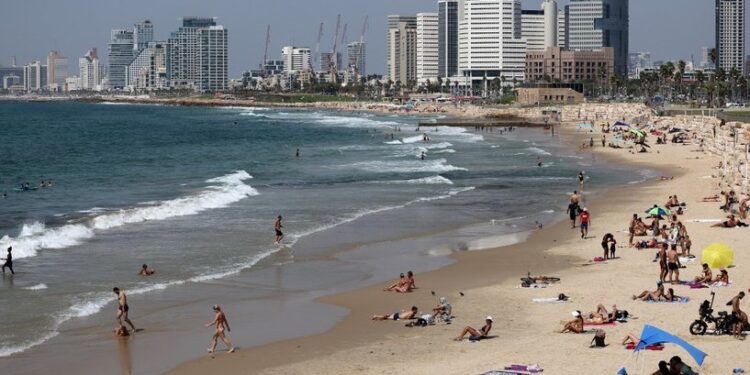 اعتقال شاب فلسطيني “اغتصب مراهقة إسرائيلية على الشاطئ”