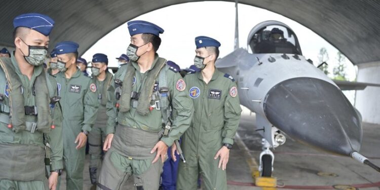 المدنيـــون في تايــوان يستعدون لمواجهة غـــزو صيني محتمل لجزيرتهم