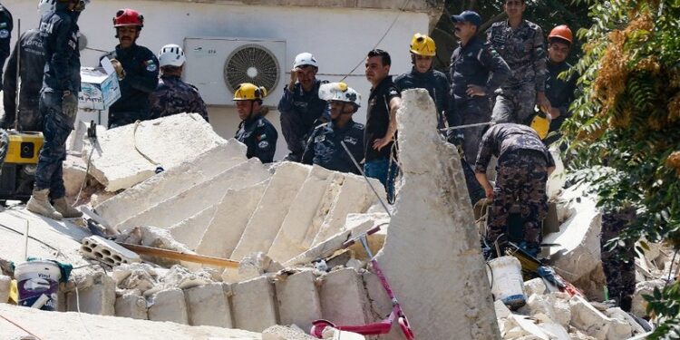 السلطات الأردنية توقف 3 متهمين بـ(انهيار مبنى اللويبدة)