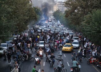 سيطرة متظاهرين على أجزاء من بلدة أشنوية الإيرانية