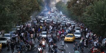 سيطرة متظاهرين على أجزاء من بلدة أشنوية الإيرانية