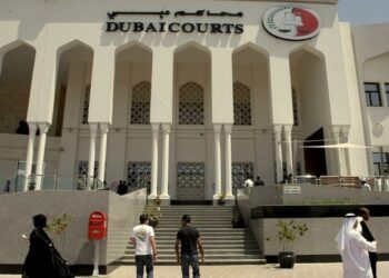 مدير مالي في الامارات يختلس (11 مليون درهم )ويـــفر لبلاده