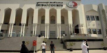 مدير مالي في الامارات يختلس (11 مليون درهم )ويـــفر لبلاده