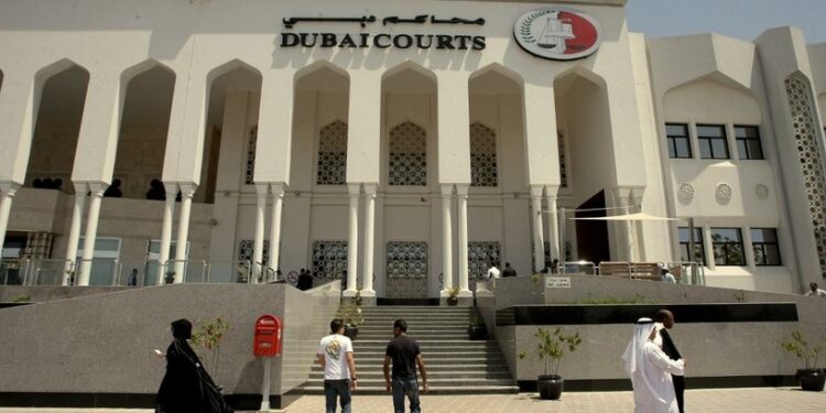 مدير مالي في الامارات يختلس (11 مليون درهم )ويـــفر لبلاده