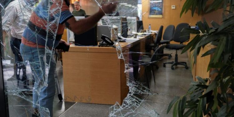 مودعون يقتحمون مصرفين في بيروت وعاليه