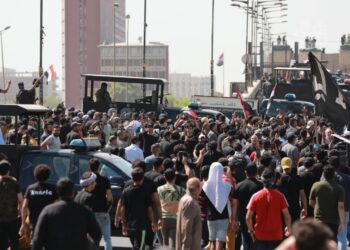 متظاهرون رافضون لجلسة البرلمان يحاولون عبور جسر الجمهورية