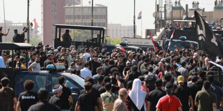 متظاهرون رافضون لجلسة البرلمان يحاولون عبور جسر الجمهورية