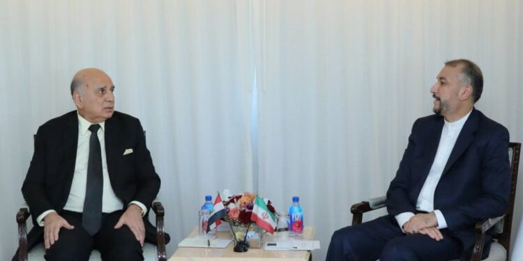 وزير الخارجيَّة يبحث مع نظيره الإيرانيّ العلاقات الثنائيّة بين البلدين