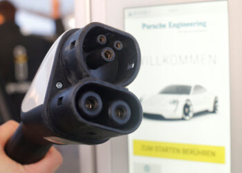  بطارية للسيارات الكهربائية تشحن في 3 دقائق