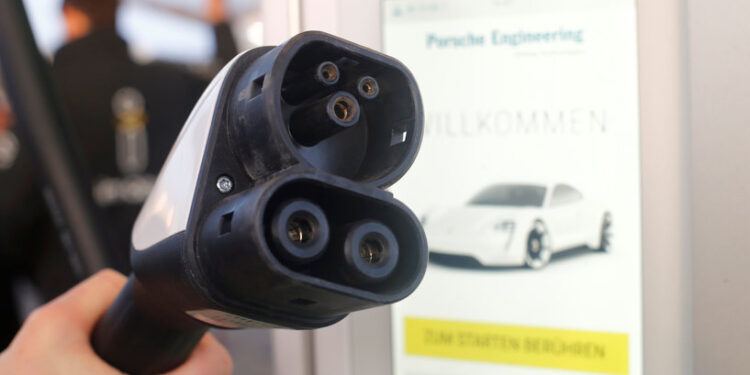  بطارية للسيارات الكهربائية تشحن في 3 دقائق