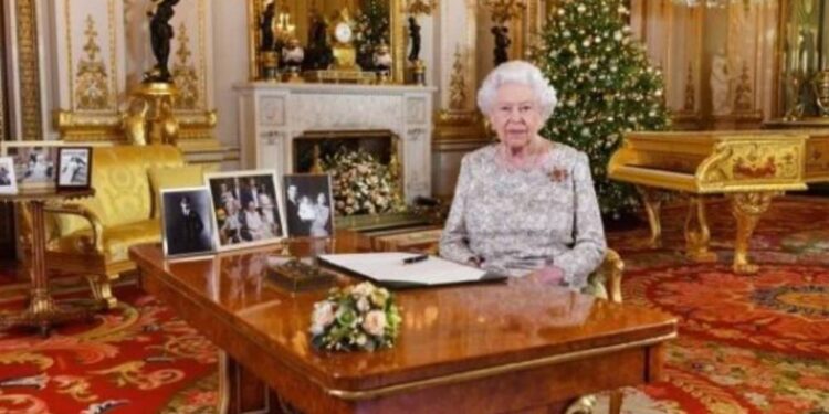 البيانو الذهبى للملكة اليزابيث وحقيقة ملكيته لصدام حسين