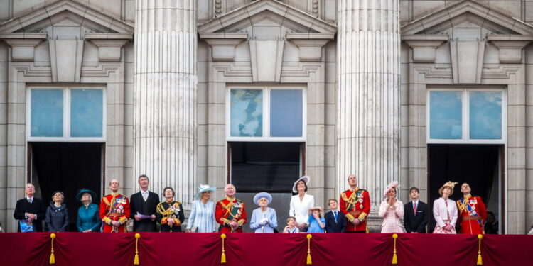 تقرير يرصد “ثـــروة العائلة المالكة” في بريطانيا