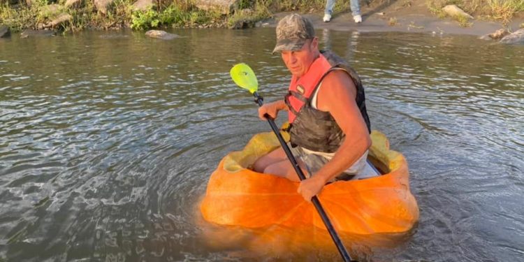 رياضي أمريكي يركب “نبات قرع” ويجدف به 11 ساعة كاملة