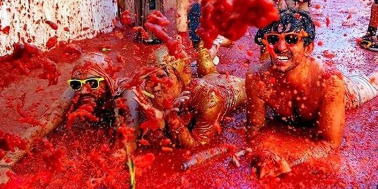 20 ألف إسباني يدفعون 240 ألف $ لإهدار 130 طن طماطم