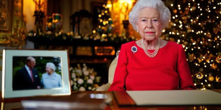 أغلــــى المجوهرات التي ترتديها الملكة إليزابيث