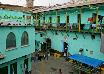 لا وجود للشرطة ويعيش السجناء مع عائلاتهم ويشترون الزنازين بالمال ,,, أغرب سجن في العالم