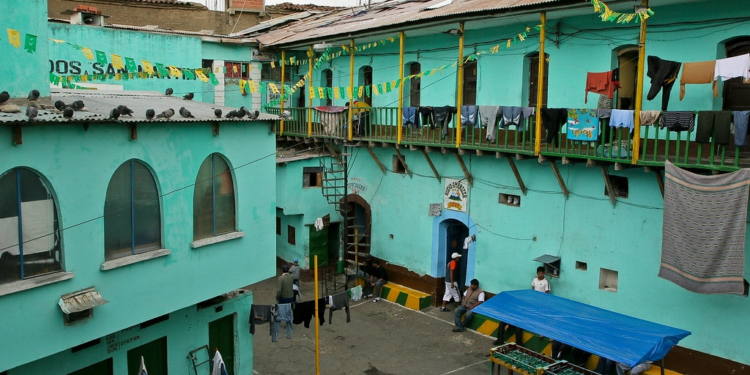 لا وجود للشرطة ويعيش السجناء مع عائلاتهم ويشترون الزنازين بالمال ,,, أغرب سجن في العالم