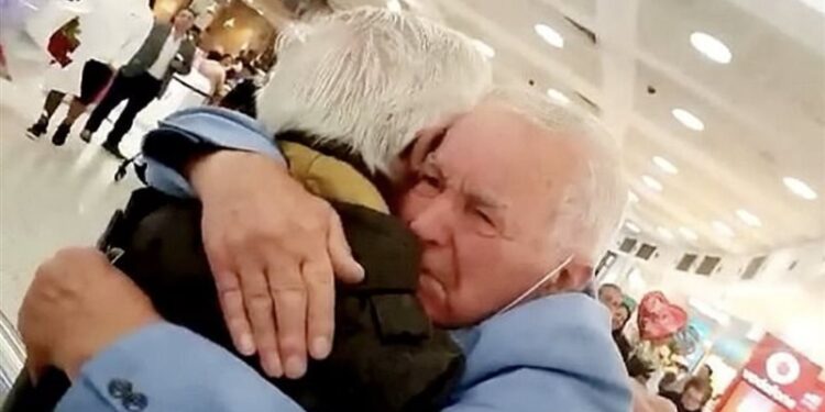 شقيقان يجتمعان للمرة الأولى بعد فراق ٧٧ عامًا