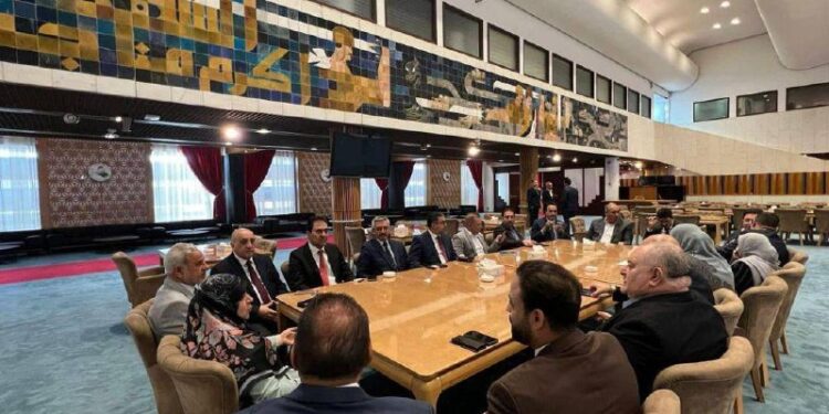 صورة لعدد من أعضاء البرلمان يصلون إلى مبنى المجلس