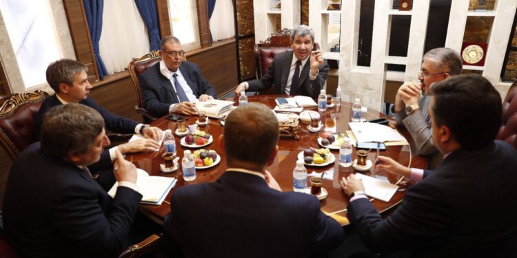 وزارة النفط تبحث مع لوك اويل التعجيل بإنتاج النفط من حقل اريدو