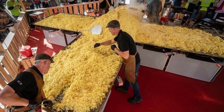 سويسرا تسجل رقما عالميا لأكبر فطيرة روستي