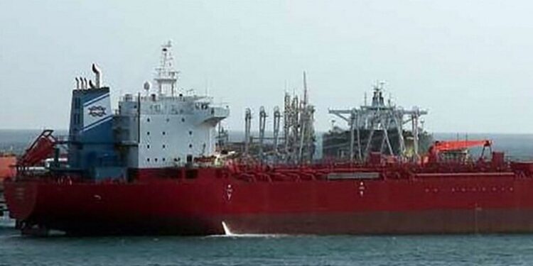 ناقلات نفط إيرانية تفــرغ حمولتها في ميناء فنزويلا الرئيسي