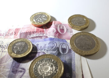  وزير المالية البريطاني يعقد اجتماع أزمة مع المصرفيين 