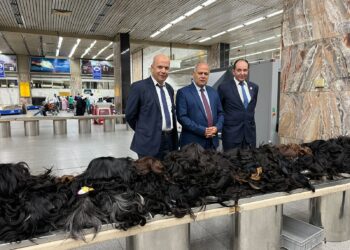 ضبط مسافر عراقي حاول تهريب (باروكات وخصلات شعر طبيعي) في مطار القاهرة + صور