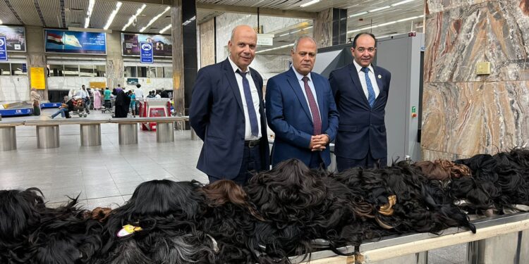 ضبط مسافر عراقي حاول تهريب (باروكات وخصلات شعر طبيعي) في مطار القاهرة + صور