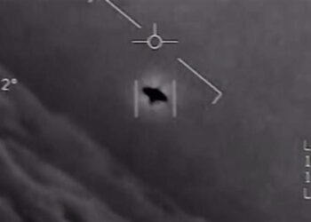 قصة (الأجسام الفضائية الطائرة) في واشنطن  تقرير صادم من البحرية الأمريكية