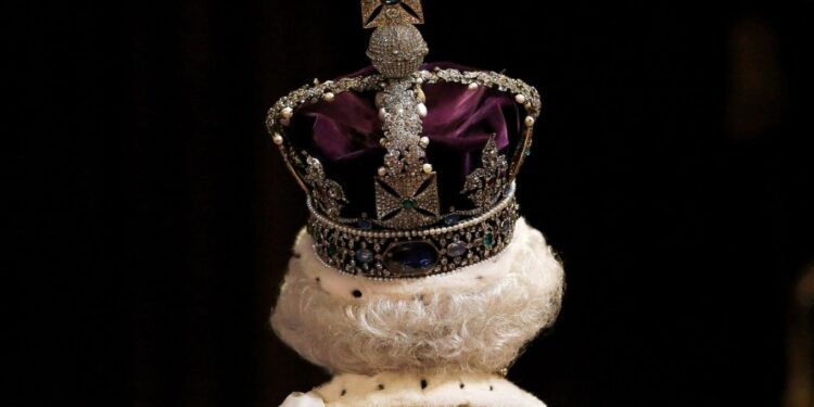 كوهينور .. لماذا يكثر الحديث عن جوهرة التاج في الهند بعد وفاة الملكة ؟