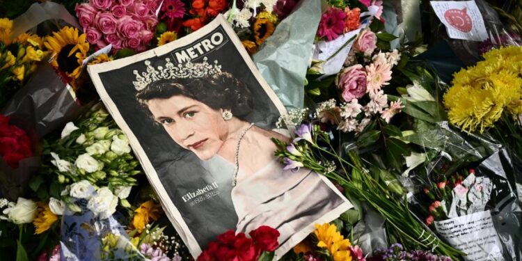 نعش الملكة إليزابيث يمضي رحلة متمهلة إلى إدنبره