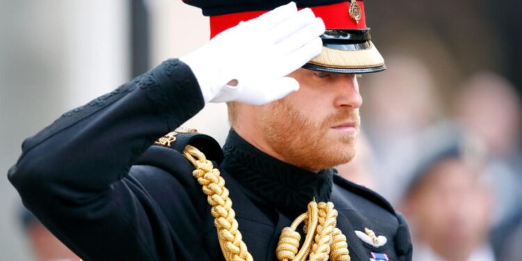 الأمير هاري بــالزي العسكري أمام نعش الملكة .. سمح له