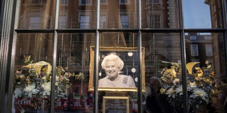 عرض جنازة الملكة إليزابيث في دور السينما والحدائق والساحات