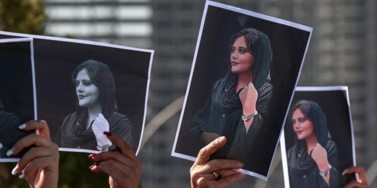 دعوة “إصلاحية” إلـــى إلغاء إلزامية الحجاب في إيران