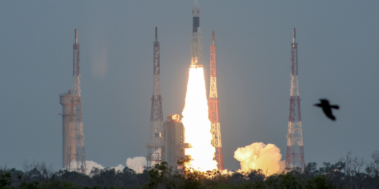 3 بعثات صينية إلى القمر بحثـــاَ عن معدن قد يكون مصدراً للطاقة في المستقبل