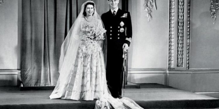 كيف جسدت أزياء الملكة الـــروح البريطانية بكلاسيكيتها وغرابتها