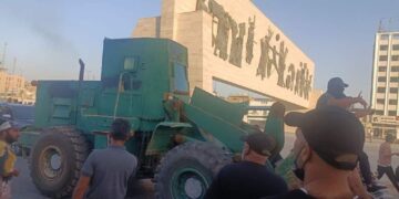الشفلات تزيــــــل الصبّات عن مقتربات ساحة التحرير