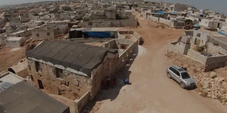 امرأة سورية تحول قلعة أثرية لمدرسة مؤقتة لتعليم الأطفال