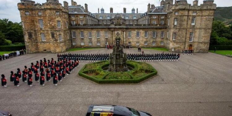 آلالاف من البريطانيين يتوافدون على إدنبره لوداع الملكة