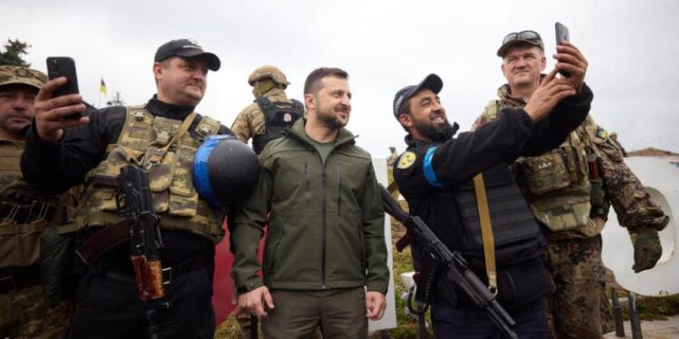 زيلينسكي يــتــفقد إيزيوم بعد استعادتها من الروس