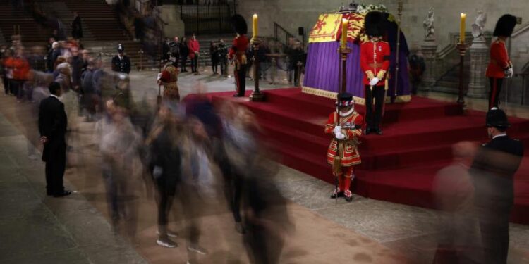 اعتقال رجل حـــاول الاقتراب من نعش الملكة إليزابيث