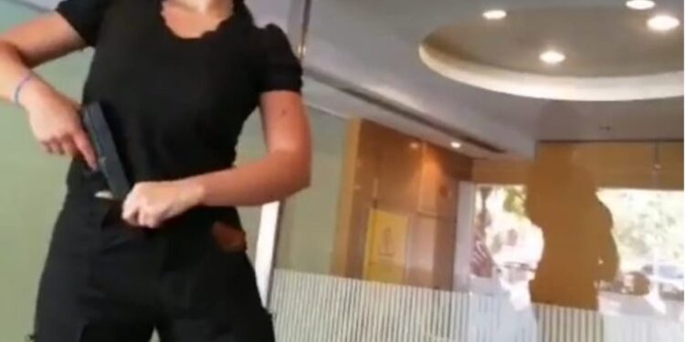 سيدة لبنانية تحتجز رهائن في مصرف للحصول على أموال لعلاج شقيقتها + فيديو