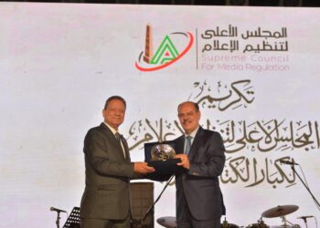 تكريم نقيب الصحفيين العراقيين مؤيد اللامي بجائزة الرواد على مستوى الوطن العربي