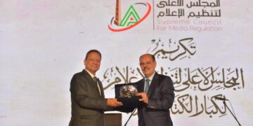 تكريم نقيب الصحفيين العراقيين مؤيد اللامي بجائزة الرواد على مستوى الوطن العربي