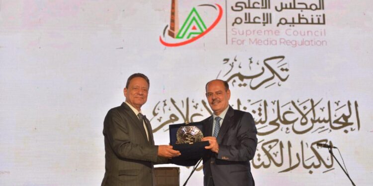 تكريم نقيب الصحفيين العراقيين مؤيد اللامي بجائزة الرواد على مستوى الوطن العربي